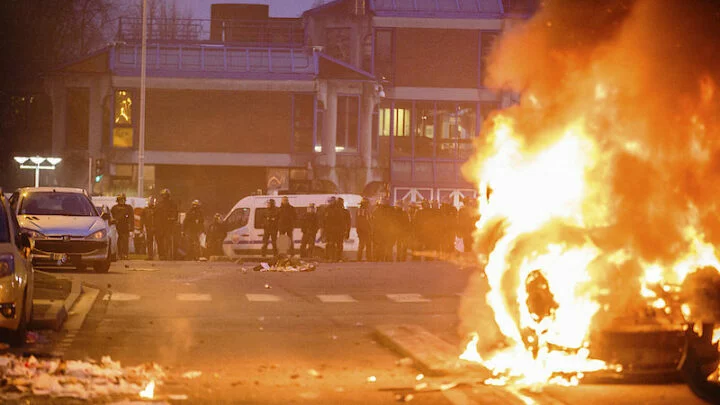 Nepokoje v Paříži (ilustrační foto)