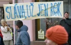 Druhým dnem pokračovala 2. března návštěva prezidenta Miloše Zemana v Karlovarském kraji. Na snímku jsou lidé s transparentem, kteří přišli na setkání prezidenta s občany v Sokolově.
