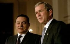 Hosni Mubarak (vlevo) a George W. Bush