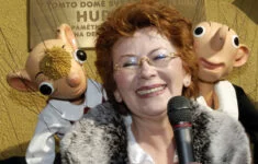 Ředitelka Divadla Spejbla a Hurvínka Helena Štáchová odhalila 19. října 2006 v doprovodu obou slavných loutek na pražské budově divadla pamětní desku věnovanou Hurvínkovi k 80. narozeninám.