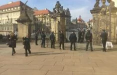 U vstupu na Pražský hrad je vše připraveno. Situace v sobotu v 9:00.