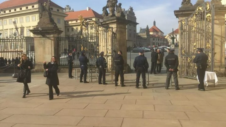 U vstupu na Pražský hrad je vše připraveno. Situace v sobotu v 9:00.