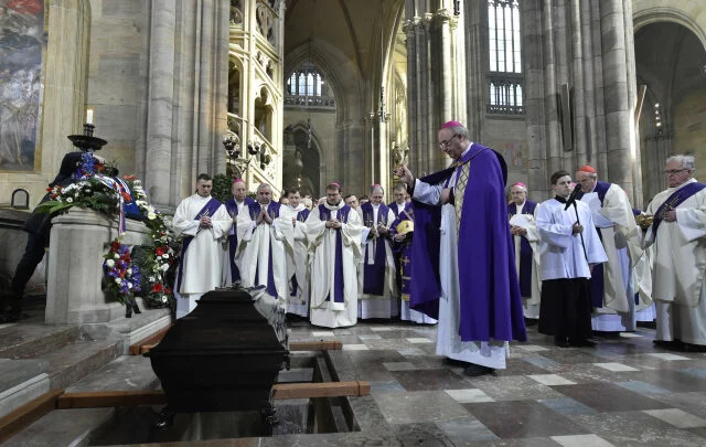 Jan Graubner jako olomoucký arcibiskup při pohřbu kardinála Miloslava Vlka v katedrále sv. Víta na Pražském hradě