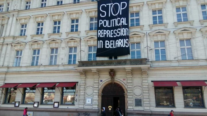 Transparent na Páláci Lažanských na Smetanově nábřeží v Praze.