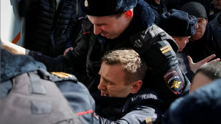 Ruská policie zadržuje Alexeje Navalného.
