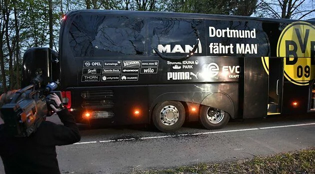 Napadený autobus fotbalistů Dortmundu