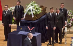 Ve Dvořákově síni pražského Rudolfina se 7. června uskutečnilo veřejné smuteční rozloučení s šéfdirigentem České filharmonie Jiřím Bělohlávkem, který zemřel 31. května ve věku 71 let. 
