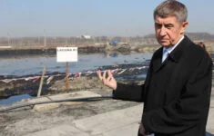 Ministr financí Andrej Babiš si 17. března při návštěvě Ostravy prohlédl ropné laguny v areálu bývalé chemičky Ostramo, které jsou jednou z největších ekologických zátěží v regionu a v zemi vůbec.