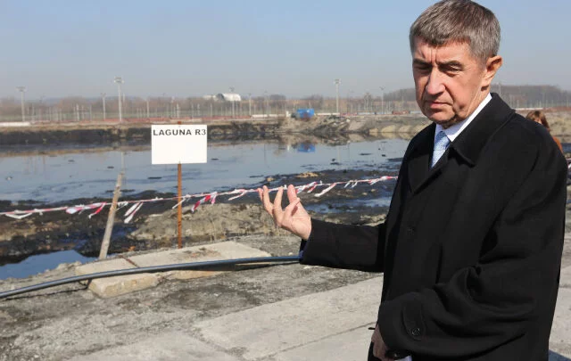 Ministr financí Andrej Babiš si 17. března při návštěvě Ostravy prohlédl ropné laguny v areálu bývalé chemičky Ostramo, které jsou jednou z největších ekologických zátěží v regionu a v zemi vůbec.