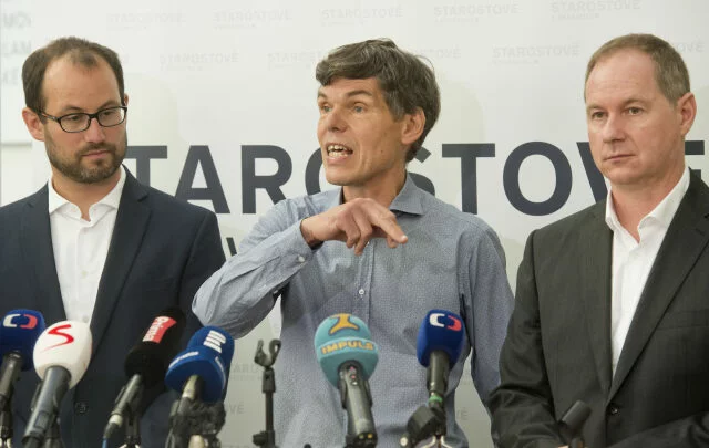 Jan Farský, Dalibor Dědek a Petr Gazdík na tiskové konferenci STAN