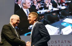 Jaroslav Faltýnek a Andrej Babiš si gratulují ke zvolení na sněmu ANO