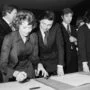 Milan Chladil, Yvetta Simonová, Karel Gott, Ivo Pavlík  a František Ringo Čech podepisují tzv. Antichartu (1977)