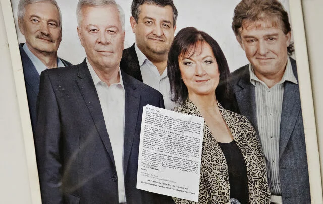 Na plakátu pražských kandidátů Dolejš s úsměvem zpózoval po boku stalinistky Semelové