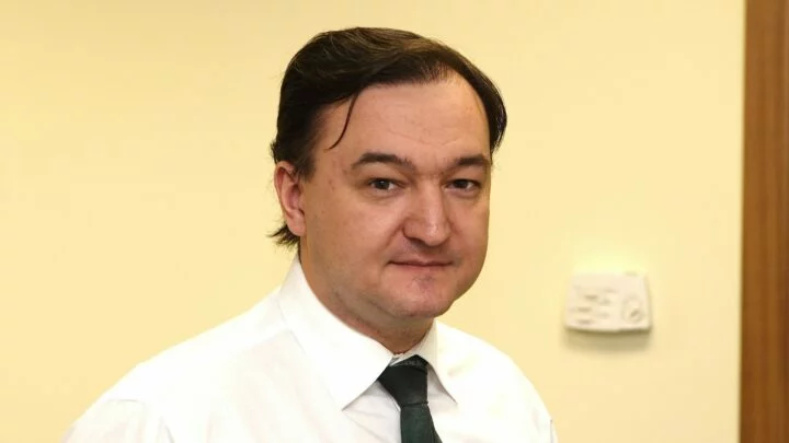 Právník a auditor Sergej Magnitskij upozornil na organizovanou loupež. Aparát Kremlu tohoto 37letého muže umučil k smrti. 