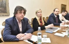 Zasedá mandátový a imunitní výbor. Zleva Miloslav Rozner (SPD), Kateřina Valachová (ČSSD), Lukáš Bartoň (Piráti) a Jakub Michálek (Piráti).