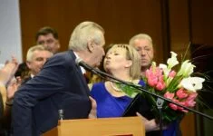 Miloš Zeman a polibek první dámě.