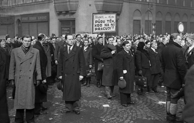 Na Václavském náměstí se 29.února 1948 v Praze sešlo na 130 000 dělníků v zemědělství na podporu únorového puče