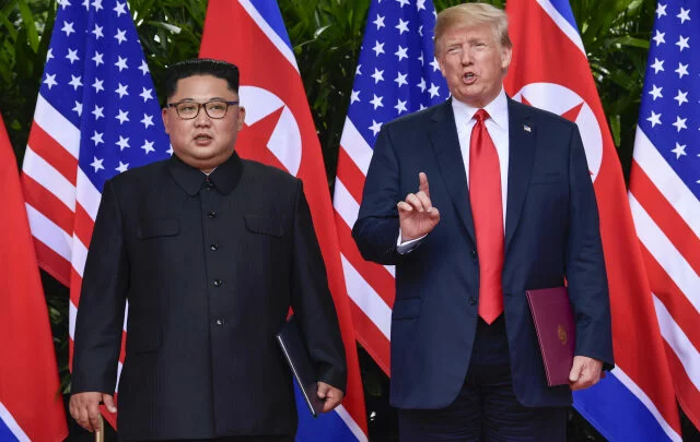 Setkání amerického prezidenta Donalda Trumpa s vůdcem Severní Koreje Kim Čong-unem.