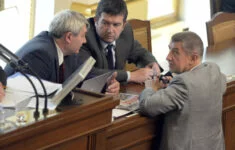 Předseda KSČM Vojtěch Filip, předseda ČSSD Jan Hamáček a předseda vlády Andrej Babiš 