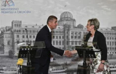 Ministryni průmyslu a obchodu Martě Novákové premiér Andrej Babiš po návratu z Washingtonu pogratuluje nanejvýš už jen ironicky 