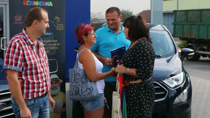 Alena Schillerová předává auta lidem, kteří poslali do Účtenkovky účtenky za 50 a 123 korun