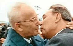 Slavný polibek Husáka s Brežněvem