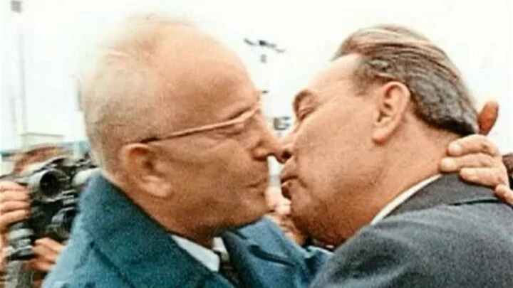 Slavný polibek Husáka s Brežněvem