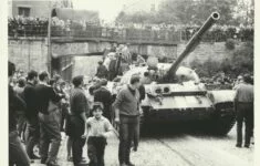 Lidé pozorují postupující armádu vojsk Varšavské smlouvy.