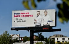 Andrej Babiš a Petr Stuchlík na předvolebním billboardu