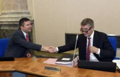 Ministr vnitra Jan Hamáček a premiér Andrej Babiš na jednání vlády 