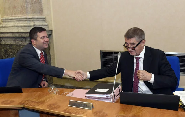 Ministr vnitra Jan Hamáček a premiér Andrej Babiš na jednání vlády 