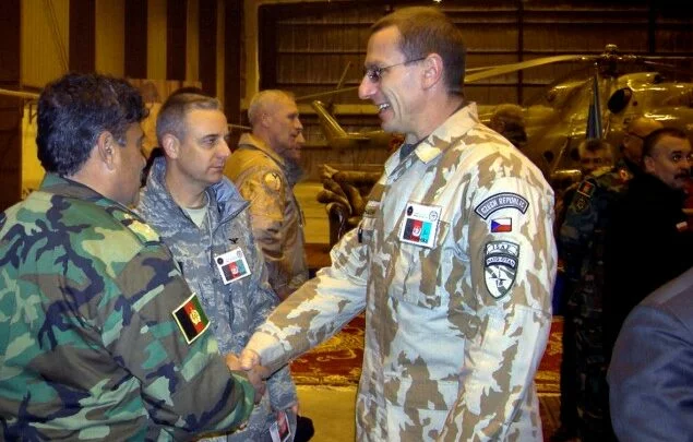 Náčelník logistiky velitelství sil ISAF Vladimír Halenka u jednotek v Afghánistánu (2008)

