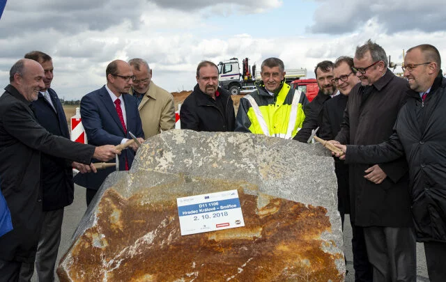 Premiér Andrej Babiš (ANO) a exministr dopravy Dan Ťok 
zahájili pokračování stavby dálnice D11 