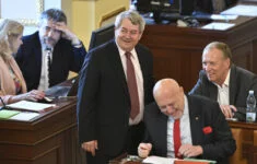 Komunističtí poslanci Vojtěch Filip, Leo Luzar a Alexander Černý