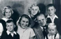 Rodina Šindarova. Nahoře Darina, Olga, Karel. Dole Petr, Olga-Alexandra a Karel se Ctiborem na klíně, Venezuela 1958