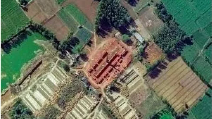 Satelitní snímek cihelny v Indii.