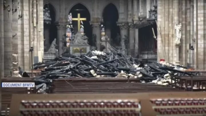 Interiér katedrály Notre-Dame po požáru