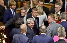 Premiér Babiš obklopený poslanci ANO a KSČM (Poslanecká sněmovna, 2019)

