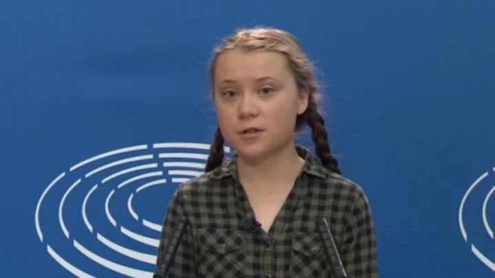 Greta Thunberg na tiskové konferenci u příležitosti svého vystoupení v Evropském parlamentu 16. dubna 2019