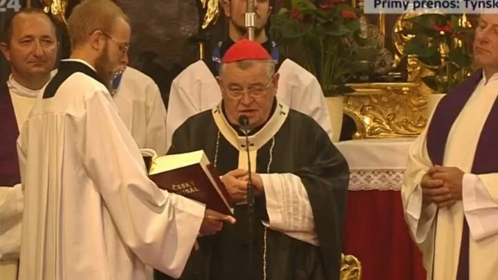 Kardinál Dominik Duka vede pohřební obřady v Týnském chrámu.