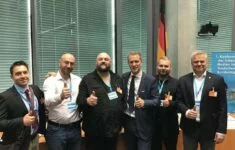  Česká delegace a hostitel berlínské konference AfD Petr Bystroň (s kravatou uprostřed)