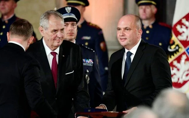 Jaroslav Strnad (vpravo) převzal 28. října 2018  státní vyznamenání od prezidenta Miloše Zemana 