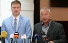 Předseda sněmovní vyšetřovací komise k privatizaci OKD Lukáš Černohorský (Piráti) a její člen Josef Hájek  (ANO)