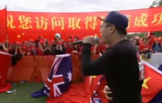 I demonstrace loajální čínské komunity v Austrálii probíhají s podporou komunistického aparátu 