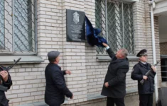 Krajský zastupitel z Vologodské oblasti Pavel Gorčakov si odhaluje pamětní desku sobě samému