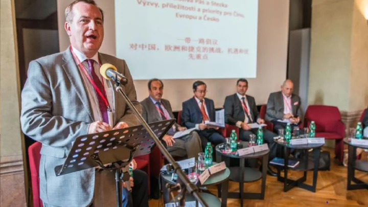 Rektor Tomáš Zima zahajuje v roce 2016 první konferenci pořádanou Česko-čínským centrem UK.