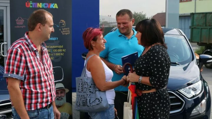 Ministryně financí Alena Schillerová (ANO) předává ceny ve státní loterii Účtenkovka
