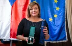 Ministryně financí Alena Schillerová (ANO) s čestnou medailí od Hasičského záchranného sboru ČR