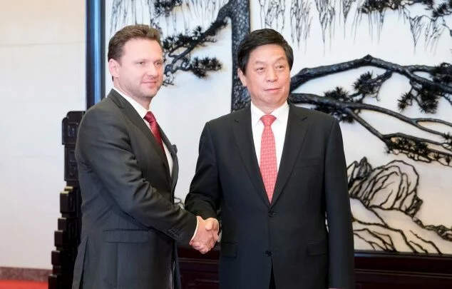 Předseda Poslanecké sněmovny Radek Vondráček (ANO) a předseda čínského parlamentu Li Čan-šu