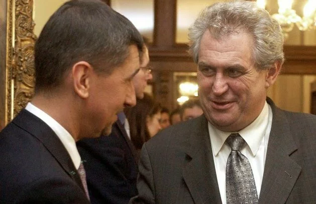 Andrej Babiš s tehdejším premiérem Milošem Zemanem po podpisu smlouvy o prodeji Unipetrolu